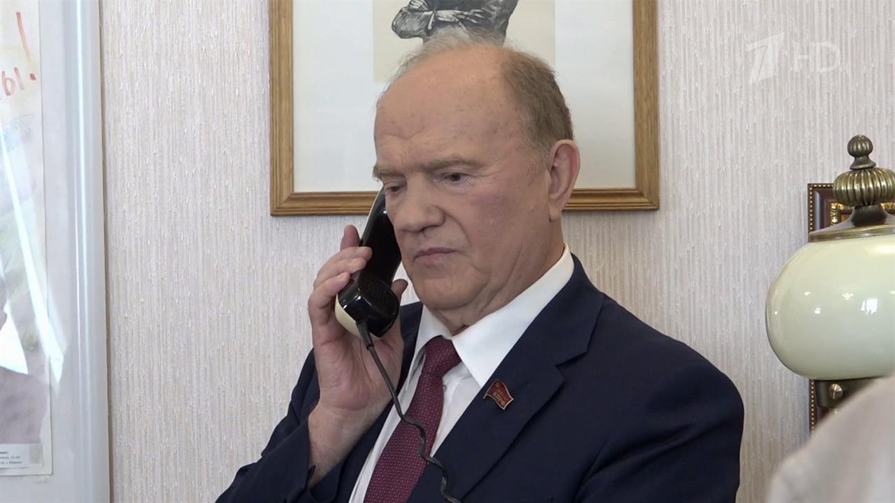 Лидер КПРФ Геннадий Зюганов принимает поздравления с днем рождения