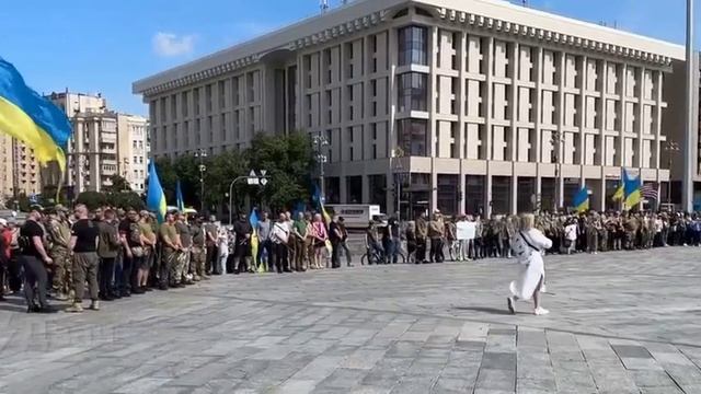 Трамп, приди: жители Украины вышли на протест в центре Киева. Они обвинили киевский режим...👇