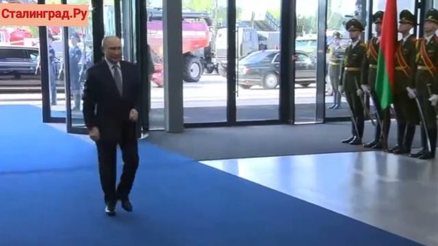Владимир Путин прибыл в национальный выставочный центр «БелЭкспо», его встретил Александр Лукашенко.