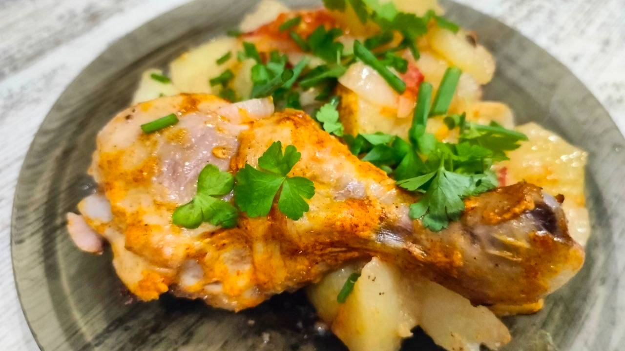 Куриные голени с картофелем и томатами. Картофель с курицей и помидорами. Быстрый ужин!