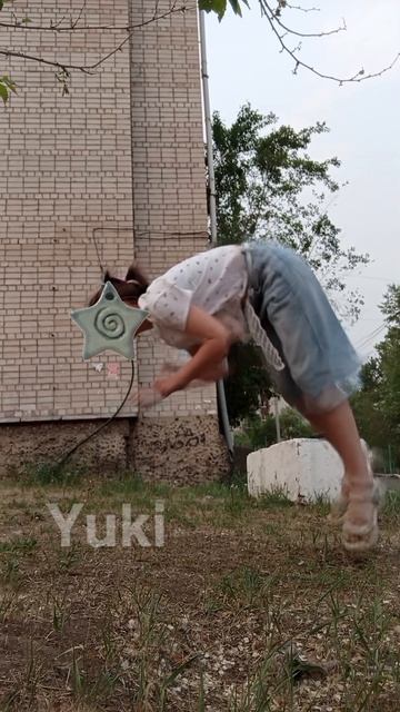 этот котик любит прыгать на травке :3