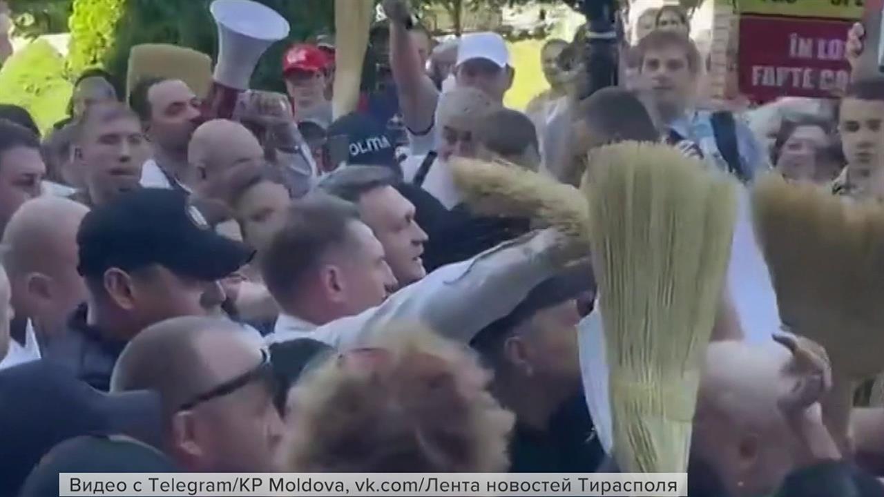 В Молдавии жители одного из райцентров прогнали вениками премьер-министра страны