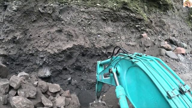 Строительство, экскаватор копает чёрный песок