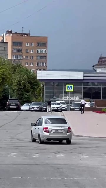 🤔 Водитель Лады Гранты сократил дорогу через эспланаду и Соборную площадь