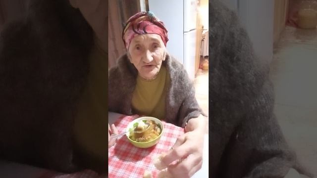 Тушеная картошечка  жиденькая  с гусиным окорочком.