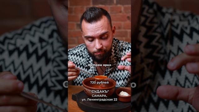 Атмосферный уголок на пересечении улиц