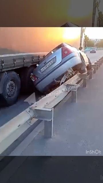 Зажал легковушку: в Волгодонске на кольце Цимлянск-Красноярская
КамАЗ впечатал легковушку.