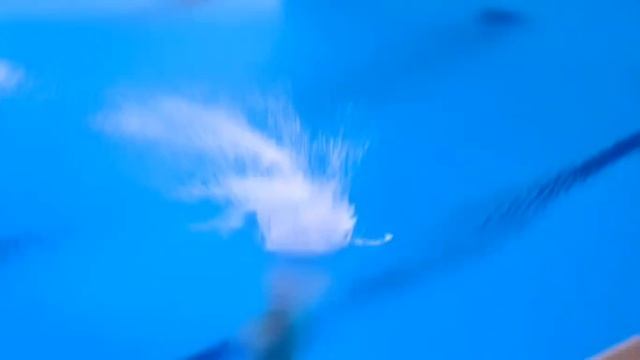 Робот на олимпийских играх прыгает в воду | Создано с помощью редактора ИИ | Подпишись и ставь лайк