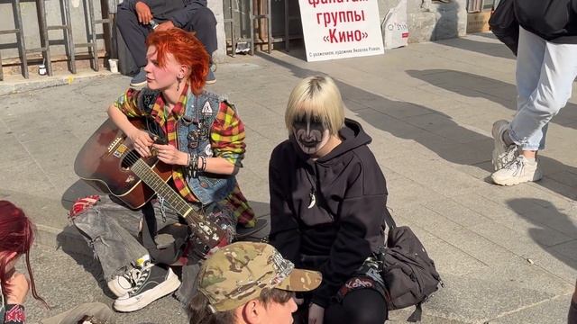ФАНАТЫ ВИКТОРА ЦОЯ СОБРАЛИСЬ НА АРБАТЕ В ДЕНЬ РОЖДЕНИЯ РОК ЛЕГЕНДЫ !!! ЦОЙ ЖИВ !!! 21.06.2025