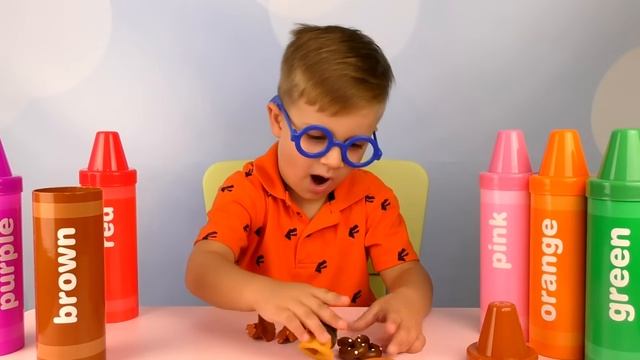 Диана и Рома Диана играет цветной помадой Семейная песня на пальцах