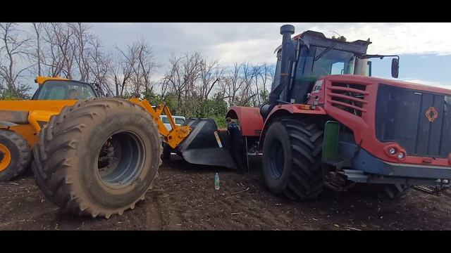 КИРОВЕЦ К 744 Р 4 ЗАМЕНА КОЛЕСА В ПОЛЕ РОСТОВСКАЯ ОБЛАСТЬ