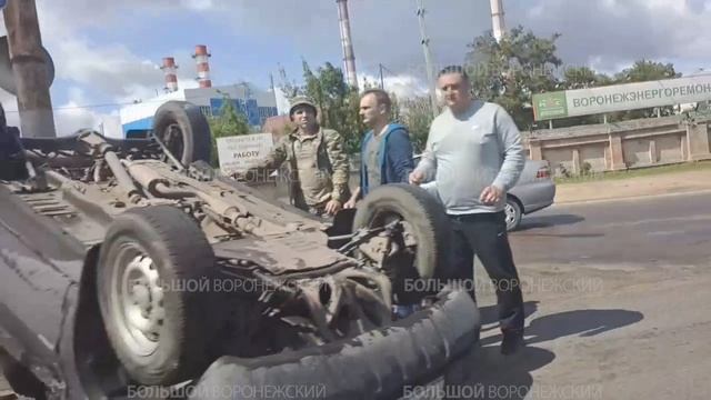 Перевернулся на крышу: в микрорайоне Машмет автомобиль перевернулся в результате ДТП.