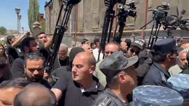 Ещё представление по-армянски: в монастыре Эчмиадзин священнослужители и верующие противостояли...👇