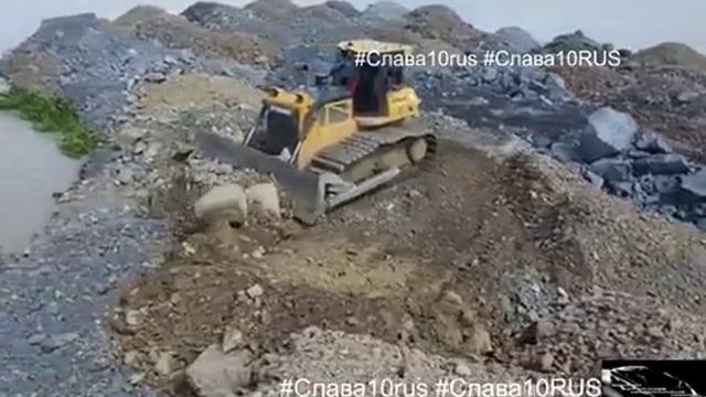 Бульдозер SHANTUI D90 Перемещает Большие Камни и Расчищает Скалы Строит Новую Дорогу По Воде