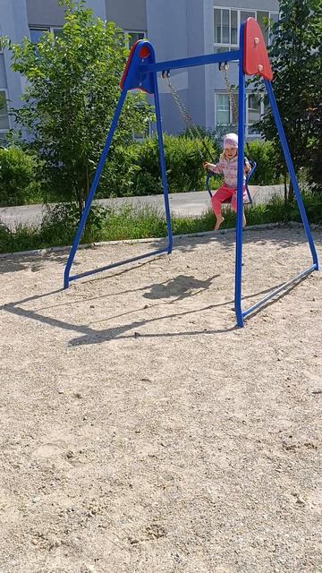 на качелях