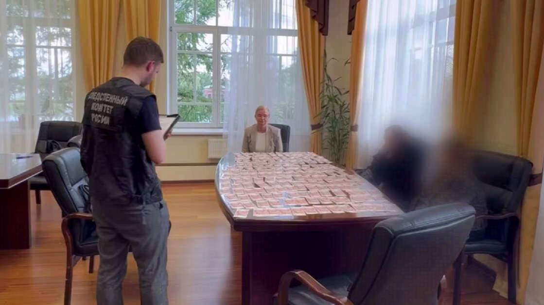 В Петербурге двух глав администраций задержали за поличным за взятки