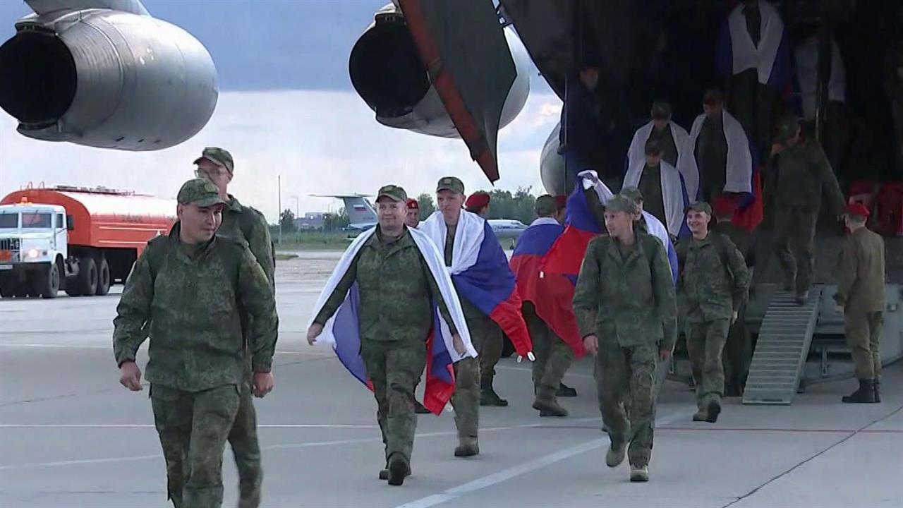 В Подмосковье встретили самолет Ил-76 с военнослужащими, которые вернулись из украинского плена