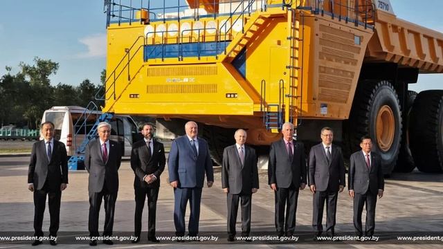 Лукашенко показал Путину самый большой в мире самосвал.