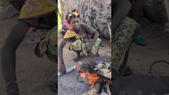 Женщины племени готовят ужин для мужчин