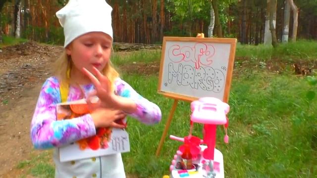 Merry Margo and Mama playing in cafe  Compilation videos for kids