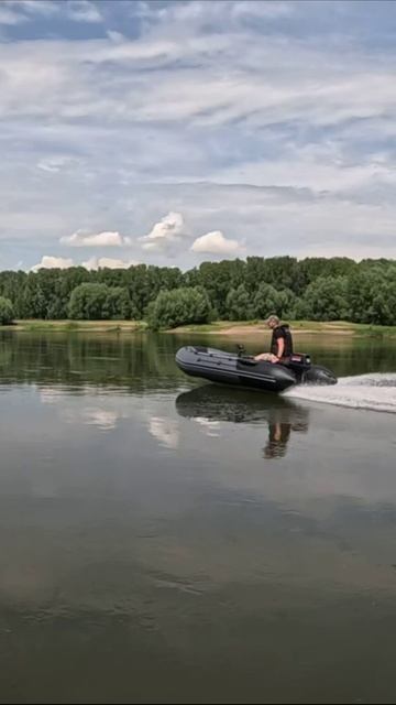 НМ 9.8 не дает себя догнать мотору 20 л.с.