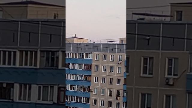 В Мариуполе  в 5:00 утра на ул.Киевская, 45 ,  девочки лет 12 гуляют по крыше 😱 