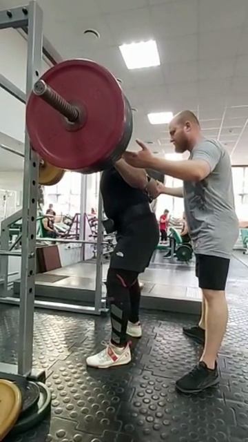 Присед со штангой — 190 кг.