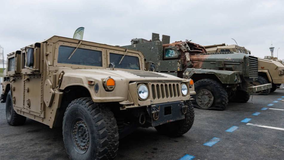 Оператор БПЛА уничтожил американскую бронемашину HMMWV у линии фронта в ДНР