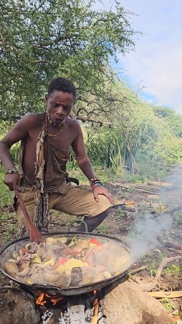 Сегодня шеф повар готовит свежее мясное блюдо для своего племени