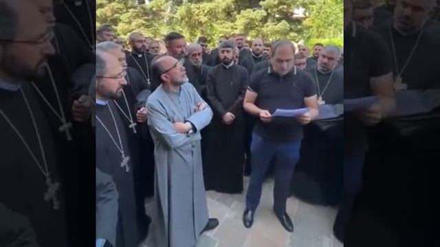 Прислал силовиков: в резиденцию католикоса Армянской апостольской церкви пришли силовики.