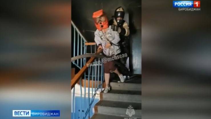 Женщину с ребёнком спасли на пожаре в Биробиджане