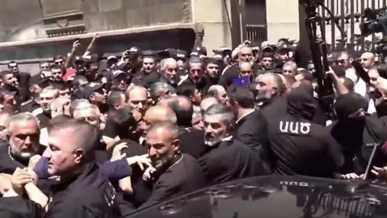 На территории Патриархата Армянской апостольской церкви началась потасовка между силовиками и арм...