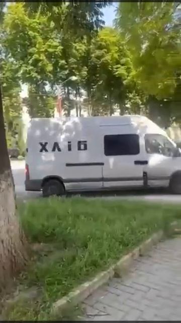 Теперь бусы ТЦК маскируются под фургоны с хлебом.