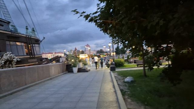 Гуляю. Я один гуляю