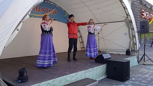 VID_20250613_1Под окном широким вишня 🍒 белоснежная цветёт..