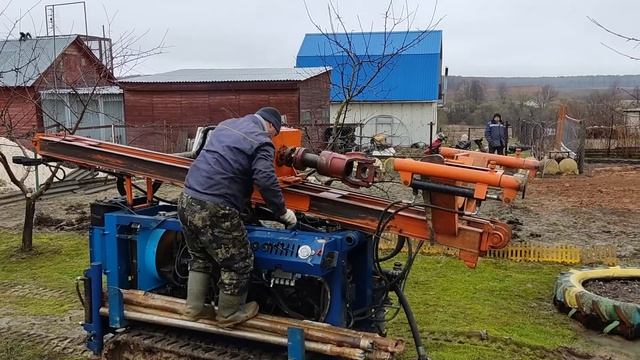 Малогабаритная самоходная буровая установка едет бурить скважину!