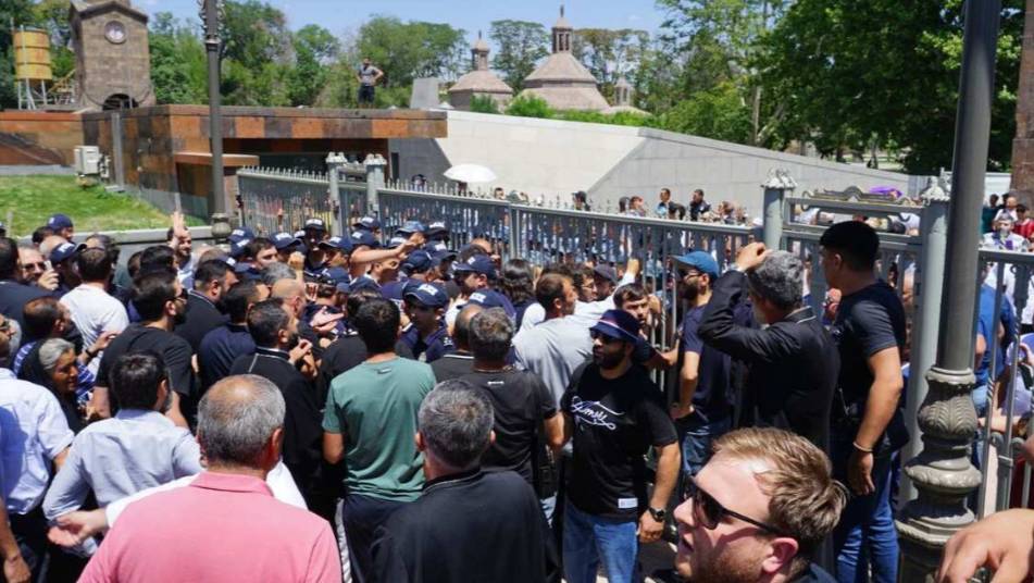 Колокола бьют в набат: подробности конфликта между властью и церковью в Армении