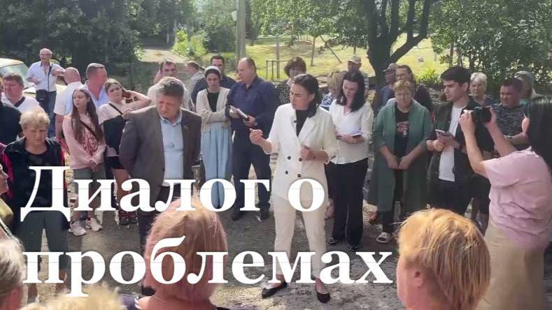 Жители Красного Яра обсудили проблемы с врио главы Луганска Яной Пащенко