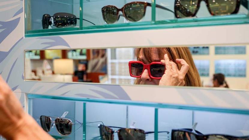 Врач рассказала о защите глаз во время отпуска