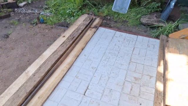 Уложил тротуарную плитку.
