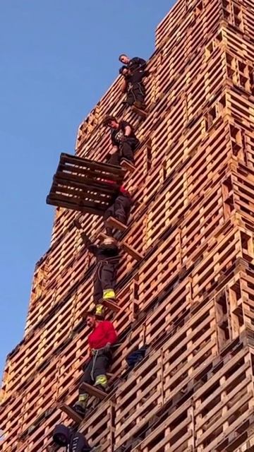 самый большой склад, сделанный вручную