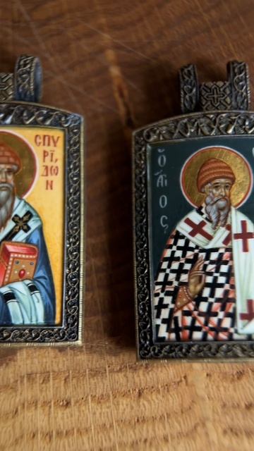 Самая маленькая рукописная икона в мире — нательная мирница с мощевиком