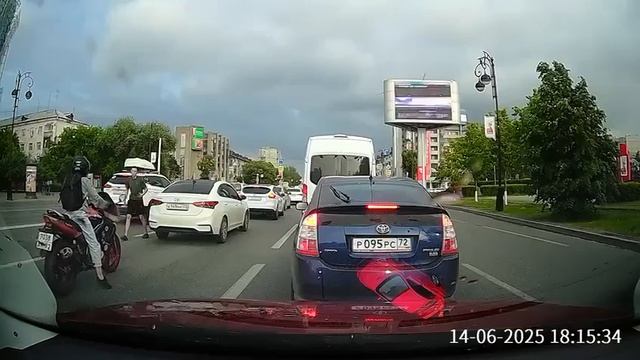 В Тюмени водитель автомобиля сдал назад и наехал на мотоцикл, после чего начал предъявлять претензии