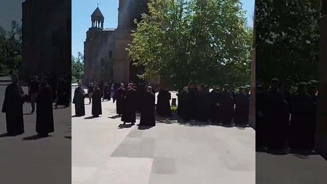 Прислал силовиков: в резиденцию католикоса Армянской апостольской церкви пришли силовики.