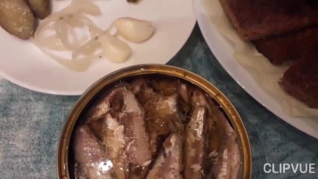 Солёные огурцы в меню.
