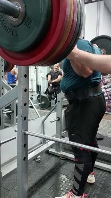 Присед со штангой 250 кг — мой рекорд в наколенниках SBD.