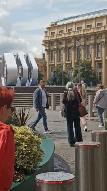 Лето 2025 в Москве. Тропики по- московски или как Манежная площадь превратилась в буйство  красок