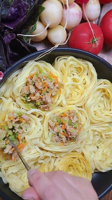 Наш вкусный ужин! Гнёзда с фаршем под сыром! Это очень вкусно!😋😋😋