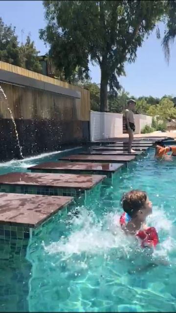 Первый прыжок в воду.