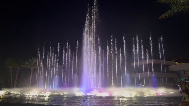 Дубай. Красивое шоу фонтана.